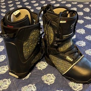 Vans snowboard boots
